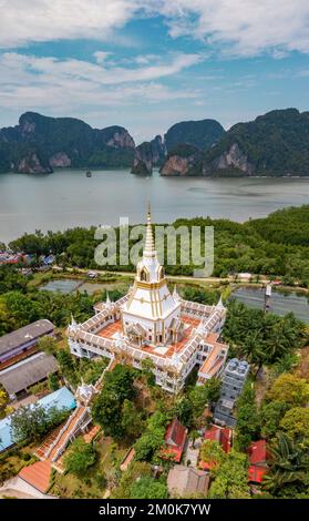 Vue aérienne du temple de Wat Laem Sak dans la province de Krabi, en Thaïlande Banque D'Images