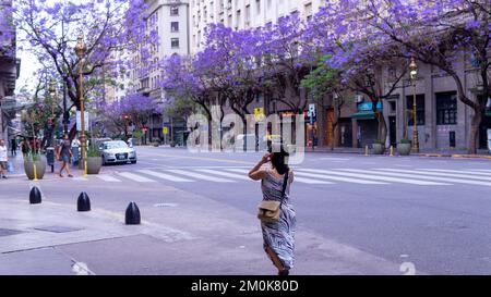 Jeune femme marchant dans les rues colorées de Buenos Aires Banque D'Images