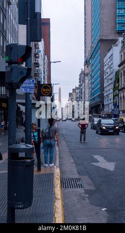 Vue sur le paysage de l'avenue Corrientes avec l'Obelisco en arrière-plan Banque D'Images