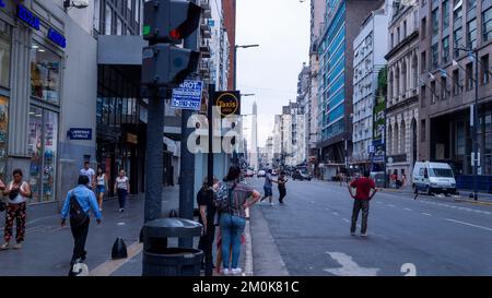 Vue sur le paysage de l'avenue Corrientes avec l'Obelisco en arrière-plan Banque D'Images