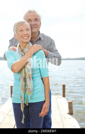 Quel beau jour. Un homme âgé tenant ses épaules de femme comme ils regardent vers le ciel. Banque D'Images