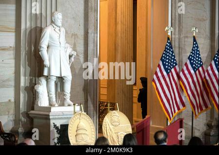 Un officier de police du Capitole des États-Unis se tient devant la rotonde lors d'une cérémonie pour présenter quatre médailles d'or du Congrès à la police du Capitole des États-Unis et à la police métropolitaine de DC pour leur protection du Capitole des États-Unis sur 6 janvier 2021, à Washington, DC, Etats-Unis, Mardi, 6 décembre 2022. Photo de Cliff Owen/CNP/ABACAPRESS.COM Banque D'Images