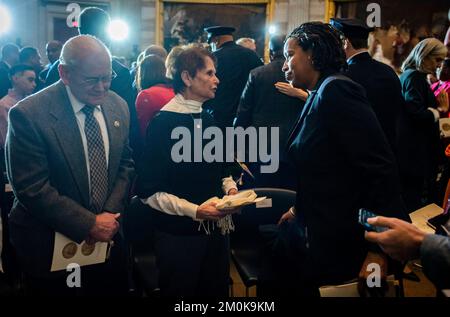 Washington, D.C. Le maire Muriel Bowser, à droite, s'entretient avec Gladys Sicknick, la mère du regretté officier de police du Capitole Brian Sicknick, lors d'une cérémonie de remise de quatre médailles d'or du Congrès aux États-Unis Police du Capitole et D.C. Metro police pour leur protection du Capitole le 6 janvier 2021, à Washington, DC, Etats-Unis, Mardi, 6 décembre 2022. Photo de Cliff Owen/CNP/ABACAPRESS.COM Banque D'Images