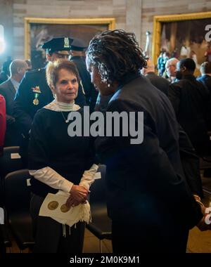 Washington, D.C. Le maire Muriel Bowser, à droite, s'entretient avec Gladys Sicknick, la mère du regretté officier de police du Capitole Brian Sicknick, lors d'une cérémonie de remise de quatre médailles d'or du Congrès aux États-Unis Police du Capitole et D.C. Metro police pour leur protection du Capitole le 6 janvier 2021, à Washington, DC, Etats-Unis, Mardi, 6 décembre 2022. Photo de Cliff Owen/CNP/ABACAPRESS.COM Banque D'Images