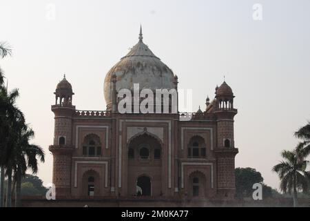 Vue magnifique sur le tombeau de Safdarjung à Delhi, Inde. Magnifique mausolée en grès rouge. Magnifique architecture Mughal. Le tombeau est un touriste populaire à Banque D'Images