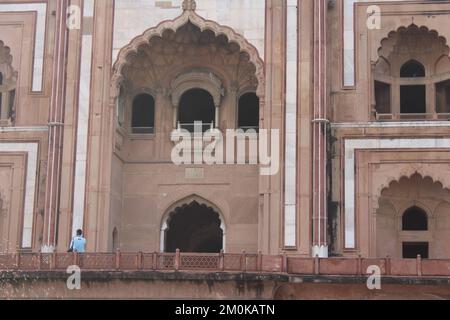 Vue magnifique sur le tombeau de Safdarjung à Delhi, Inde. Magnifique mausolée en grès rouge. Magnifique architecture Mughal. Le tombeau est un touriste populaire à Banque D'Images