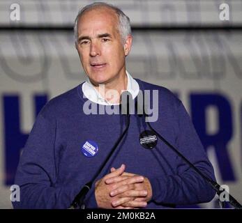 NEWTOWN, PA, États-Unis - 06 NOVEMBRE 2022 : Bob Casey parle lors d'un rassemblement de campagne au Bucks County Community College. Banque D'Images