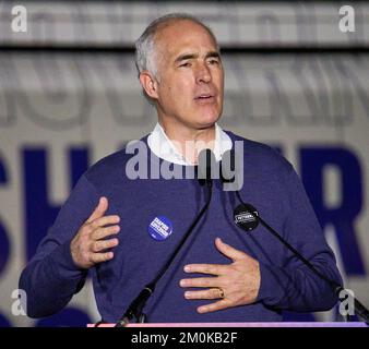 NEWTOWN, PA, États-Unis - 06 NOVEMBRE 2022 : Bob Casey parle lors d'un rassemblement de campagne au Bucks County Community College. Banque D'Images