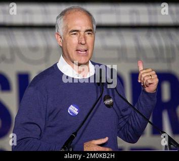 NEWTOWN, PA, États-Unis - 06 NOVEMBRE 2022 : Bob Casey parle lors d'un rassemblement de campagne au Bucks County Community College. Banque D'Images