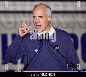 NEWTOWN, PA, États-Unis - 06 NOVEMBRE 2022 : Bob Casey parle lors d'un rassemblement de campagne au Bucks County Community College. Banque D'Images