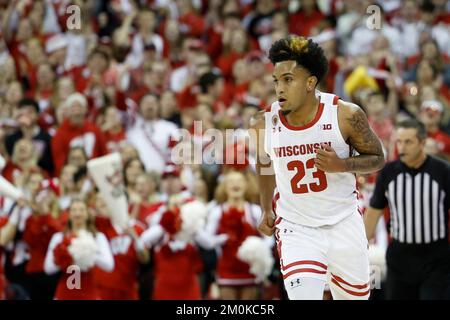 Madison, WI, États-Unis. 6th décembre 2022. Les Badgers du Wisconsin gardent Chucky Hepburn (23) pendant le match de basket-ball NCAA entre les Terrapins du Maryland et les Badgers du Wisconsin au centre Kohl de Madison, WISCONSIN. Darren Lee/CSM/Alamy Live News Banque D'Images