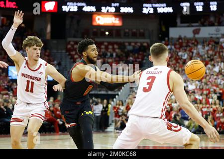 Madison, WI, États-Unis. 6th décembre 2022. Le garde des terrapins du Maryland Don Carey (0) passe le ballon pendant le match de basket-ball NCAA entre les terrapins du Maryland et les Badgers du Wisconsin au centre Kohl de Madison, WISCONSIN. Darren Lee/CSM/Alamy Live News Banque D'Images