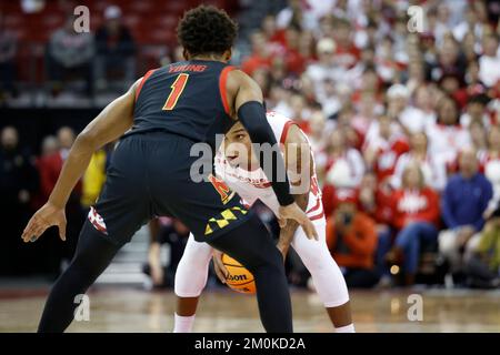 Madison, WI, États-Unis. 6th décembre 2022. Les Badgers du Wisconsin gardent Chucky Hepburn (23) pendant le match de basket-ball NCAA entre les Terrapins du Maryland et les Badgers du Wisconsin au centre Kohl de Madison, WISCONSIN. Darren Lee/CSM/Alamy Live News Banque D'Images