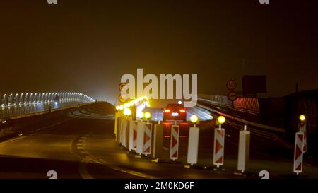 Kiel, Allemagne. 07th décembre 2022. Une voiture traverse le pont Prinz Heinrich avec les phares allumés. Après une pause d'une semaine à cause de l'accident, la circulation a été autorisée pour les voitures jusqu'à 3,5 tonnes. La libération d'une voie dans chaque direction a été donnée après les calculs statiques. À partir de 9 heures sur 7 décembre 2022, la circulation des voitures de tourisme doit se reposer de nouveau afin de poursuivre la mise en place des chantiers de construction. Les bus et les camions devront continuer à faire de longs détours pour le moment. Credit: Frank Molter/dpa/Alay Live News Banque D'Images