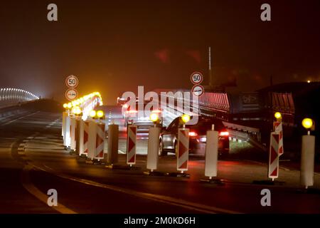 Kiel, Allemagne. 07th décembre 2022. Les voitures traversent le pont Prinz Heinrich avec les phares allumés. Après une pause d'une semaine due à l'accident, la circulation des voitures jusqu'à 3,5 tonnes a été autorisée. La libération d'une voie dans chaque direction a été donnée après les calculs statiques. À partir de 9 heures sur 7 décembre 2022, la circulation des voitures de tourisme doit se reposer de nouveau afin de poursuivre la mise en place des chantiers de construction. Les bus et les camions devront continuer à faire de longs détours pour le moment. Credit: Frank Molter/dpa/Alay Live News Banque D'Images