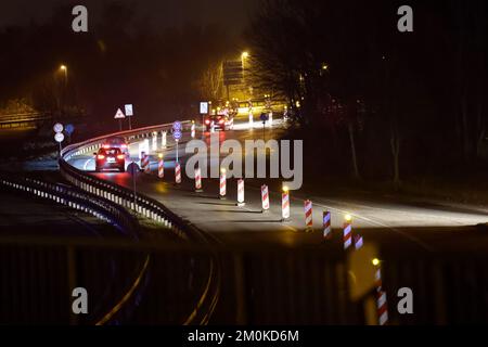 Kiel, Allemagne. 07th décembre 2022. Les voitures traversent le pont Prinz Heinrich avec les phares allumés. Après une pause d'une semaine due à l'accident, la circulation des voitures jusqu'à 3,5 tonnes a été autorisée. La libération d'une voie dans chaque direction a été donnée après les calculs statiques. À partir de 9 heures sur 7 décembre 2022, la circulation des voitures de tourisme doit se reposer de nouveau afin de poursuivre la mise en place des chantiers de construction. Les bus et les camions devront continuer à faire de longs détours pour le moment. Credit: Frank Molter/dpa/Alay Live News Banque D'Images