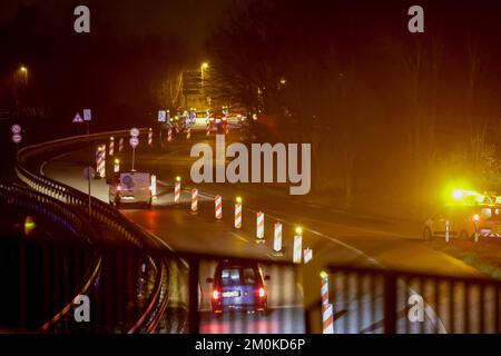 Kiel, Allemagne. 07th décembre 2022. Les voitures traversent le pont Prinz Heinrich avec les phares allumés. Après une pause d'une semaine due à l'accident, la circulation des voitures jusqu'à 3,5 tonnes a été autorisée. La libération d'une voie dans chaque direction a été donnée après les calculs statiques. À partir de 9 heures sur 7 décembre 2022, la circulation des voitures de tourisme doit se reposer de nouveau afin de poursuivre la mise en place des chantiers de construction. Les bus et les camions devront continuer à faire de longs détours pour le moment. Credit: Frank Molter/dpa/Alay Live News Banque D'Images