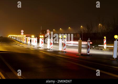 Kiel, Allemagne. 07th décembre 2022. Les voitures traversent le pont Prinz Heinrich avec les phares allumés. Après une pause d'une semaine due à l'accident, la circulation des voitures jusqu'à 3,5 tonnes a été autorisée. La libération d'une voie dans chaque direction a été donnée après les calculs statiques. À partir de 9 heures sur 7 décembre 2022, la circulation des voitures de tourisme doit se reposer de nouveau afin de poursuivre la mise en place des chantiers de construction. Les bus et les camions devront continuer à faire de longs détours pour le moment. Credit: Frank Molter/dpa/Alay Live News Banque D'Images