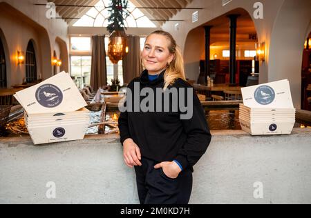 Insel Sylt, Allemagne. 30th novembre 2022. Pauline Dittmeyer, fille du propriétaire de Dittmeyer's Oyster Company et représentante du marketing, se trouve dans le restaurant de la compagnie. (À dpa-KORR 'les huîtres pylônes passent des vasières à l'entreposage hivernal') Credit: Daniel Bockwoldt/dpa/Alay Live News Banque D'Images