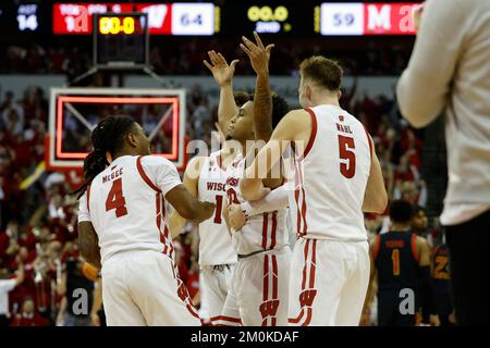 Madison, WI, États-Unis. 6th décembre 2022. Le garde des Badgers du Wisconsin Chucky Hepburn (23) célèbre la victoire avec ses coéquipiers après le match de basket-ball NCAA entre les Terrapins du Maryland et les Badgers du Wisconsin au centre Kohl de Madison, WISCONSIN. Darren Lee/CSM/Alamy Live News Banque D'Images