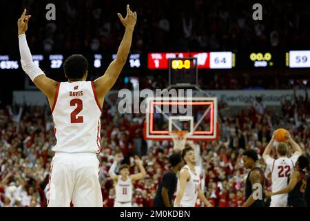 Madison, WI, États-Unis. 6th décembre 2022. Jordan Davis (2), garde des Badgers du Wisconsin, célèbre la victoire après le match de basket-ball de la NCAA entre les Terrapins du Maryland et les Badgers du Wisconsin au Kohl Center de Madison, WISCONSIN. Darren Lee/CSM/Alamy Live News Banque D'Images