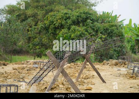 Renforcement de la tige en acier et de la barre déformée avec barre d'armature sur le chantier. Banque D'Images