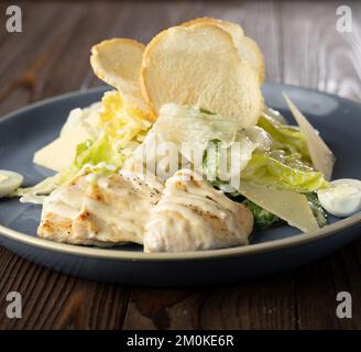 Salade César classique avec filet de poulet grillé, laitue, tomates et parmesan. Gros plan. Copier l'espace Banque D'Images