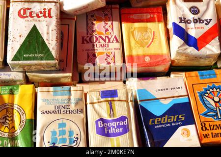 Collection de paquets de cigarettes anciens des années 1970 et 1980 de Turquie Banque D'Images