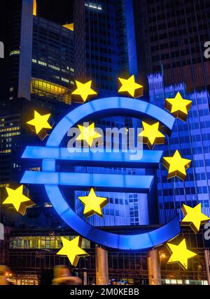 Symbole de l'euro la nuit à Francfort-sur-le-main Banque D'Images
