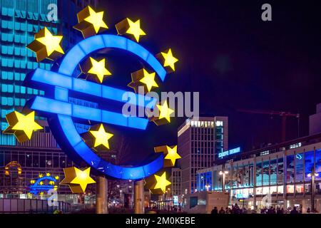 Symbole de l'euro la nuit à Francfort-sur-le-main Banque D'Images