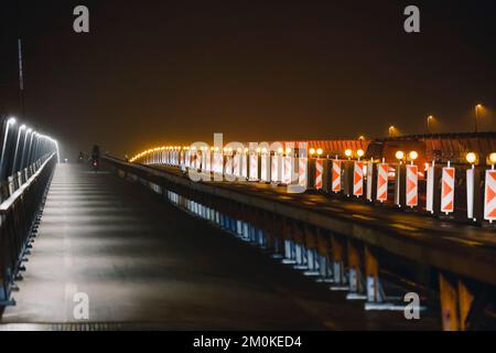 Kiel, Allemagne. 07th décembre 2022. Les cyclistes traversent le pont Prinz Heinrich. Après une pause d'une semaine à cause de l'accident, la circulation a également été autorisée à nouveau pour les voitures jusqu'à 3,5 tonnes. La libération d'une voie dans chaque direction a été donnée après les calculs statiques. À partir de 9 heures sur 7 décembre 2022, la circulation des voitures de tourisme doit se reposer de nouveau afin de poursuivre la mise en place des chantiers de construction. Les bus et les camions devront continuer à faire de longs détours pour le moment. Credit: Frank Molter/dpa/Alay Live News Banque D'Images