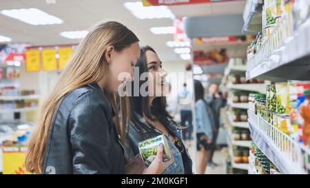 Deux amis sont dans le magasin acheter des biscuits et des bonbons. Banque D'Images