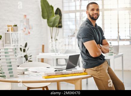 Jeune entrepreneur dans son bureau de conception. Heureux architecte dans son agence de design. Entrepreneur créateur debout dans son bureau. Fier, confiant Banque D'Images