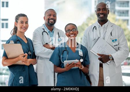 Groupe de médecins et d'infirmières se tenant en ligne avec leurs bras croisés alors qu'ils travaillent à l'hôpital. Contenu professionnels de la santé souriants Banque D'Images