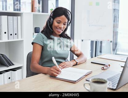 Femme noire, bloc-notes d'écriture ou de centre d'appels dans un bureau moderne, une société de conseil ou une start-up de télémarketing. Sourire heureux, assistance clientèle Banque D'Images