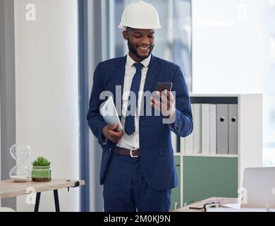 Architecte, architecture et homme noir avec smartphone au bureau, vérifier les médias sociaux ou e-mail avec la communication professionnelle et la technologie dans le bâtiment Banque D'Images