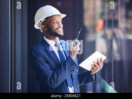 Homme d'affaires, tablette et discussion sur la planification de la conception de l'architecture talkie-walkie, directeur de l'ingénierie et patron industriel. Technologie numérique, homme noir et Banque D'Images