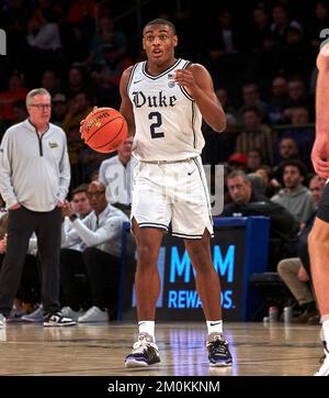 New York City, États-Unis, 6 décembre 2022. Duke Blue Devils garde Jaylen Blakes (2) dans la seconde moitié lors de la Jimmy V Classic à Madison Square Garden à New York le mardi 6 décembre 2022. Duncan Williams/CSM Banque D'Images