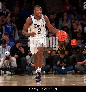 New York City, États-Unis, 6 décembre 2022. Duke Blue Devils garde Jaylen Blakes (2) dans la seconde moitié lors de la Jimmy V Classic à Madison Square Garden à New York le mardi 6 décembre 2022. Duncan Williams/CSM Banque D'Images