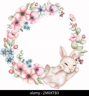 Joli lapin endormi, lapin blanc de Pâques en fleurs d'anémone et cadre de fleurs sauvages, couronne de printemps délicate. Papillons, baies, bordure de verdure. EAS Banque D'Images