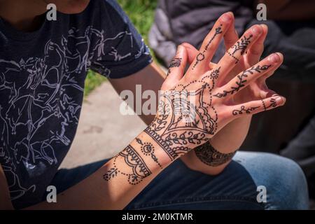Les mains d'un adolescent tatoué au henné, Essaouira, maroc, afrique Banque D'Images