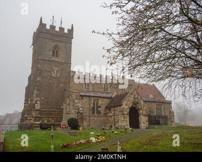 L'église de St George le Martyr dans le village de Wootton, Northampton, Royaume-Uni; le matin d'hiver froid et brumeux Banque D'Images