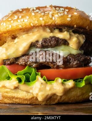 Gros plan sur le hamburger de bœuf Banque D'Images