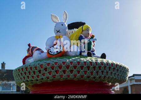 Surmatelas pour boîte postale sur le thème Alice in Wonderland à Poole, Dorset Royaume-Uni - surmatelas pour boîte postale, surmatelas pour boîte aux lettres, surmatelas, explosion de fils, bombe à fil Banque D'Images