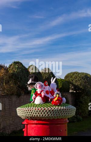 Surmatelas pour boîte postale sur le thème Alice in Wonderland à Poole, Dorset Royaume-Uni - surmatelas pour boîte postale, surmatelas pour boîte aux lettres, surmatelas, explosion de fils, bombe à fil Banque D'Images