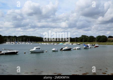 Vue sur la rivière Vincin et les bateaux amarrés au ciel nuageux depuis le Conleau, vannes, Morbihan, Bretagne, France Banque D'Images