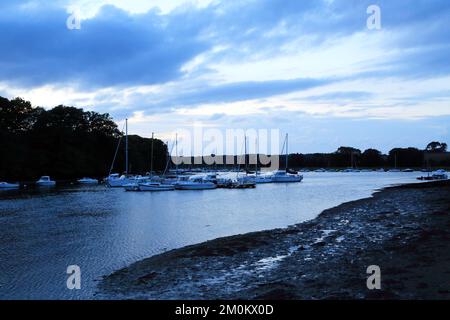Crépuscule et fleuve Vincon à marée basse avec des bateaux amarrés de Presqu'il de Conleau, vannes, Morbihan, Bretagne, France Banque D'Images