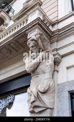 Détail d'un télamon dans la façade du Grand Palais, place Bernardino Luini, centre-ville de Lugano, Canton du Tessin, Suisse Banque D'Images