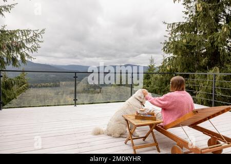 La femme se repose sur une terrasse dans les montagnes Banque D'Images