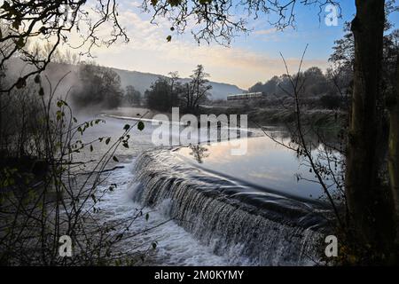 La vapeur s'élève ce matin au large de la rivière Avon à Warleigh Weir près de Bath, dans le Somerset, lorsque les températures chutent en dessous de zéro degré au Royaume-Uni. Banque D'Images